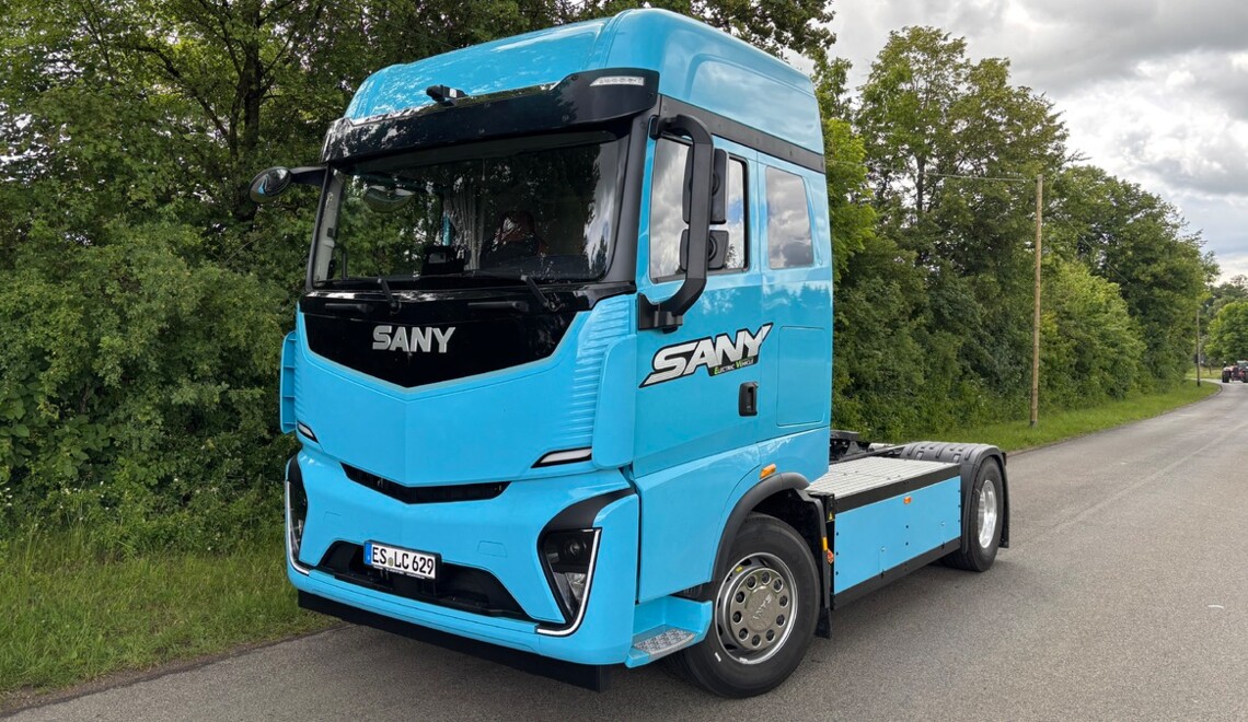 Der Sany e263 4x2 also Solosattelzugmaschine in der seitlichen Frontansicht. Die Sattelzugmaschine ist hellblau lackiert