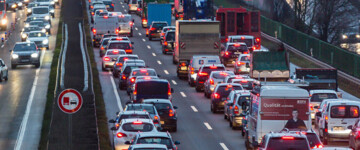 Autos stauen sich bei Wiesbaden auf der Autobahn A66