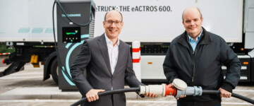 Geben den Startschuss für den Schnellladepark: Andreas Bachhofer (Leiter Standort Wörth und Produktion  Mercedes-Benz Trucks) und Steffen Weiß (Bürgermeister der Stadt Wörth)