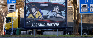Eine Plakatwand der Verkehrssicherheitskampagne 'Runter vom Gas' warnt Autofahrer an einer Raststätte mit einem Plakat 'Abstand halten!' vor den Gefahren des zu dichten Auffahrens bei hohen Geschwindigkeiten auf der Autobahn