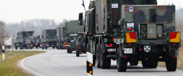 Ein Konvoi zum Transport des Flugabwehrraketensystems Patriot verlässt das Bundeswehr-Gelände der Flugabwehrraktengruppe 26 in Husum.