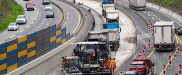 Autobahnbaustelle auf der A52 in Essen Grundsanierung der Autobahn, Autos und Lkw umfahren die Baufahrzeuge und Arbeiter, April 2023.