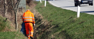 Strassenwaerter der Strassenmeisterei Husum machen Fruehjahrsputz neben einer Bundesstrasse| 