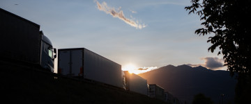 Lkw stehen im Stau, in den Bergen