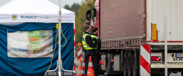 Beamte der Bundespolizei sprechen mit dem Fahrer eines Lkw an der Autobahn A15, an der Grenze zwischen Polen und Deutschland
