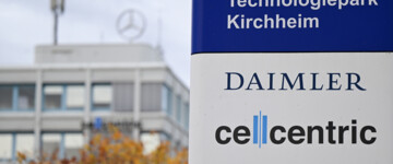 Das Logo des Unternehmens Cellcentric in Kirchheim Teck vor dem Gebäude mit Mercedes-Stern