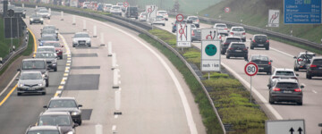 Starker Autoverkehr in beiden Richtungen auf der Ostsee-Autobahn A20 zwischen Rostock und Lübeck