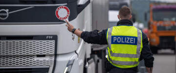 Polizisten halten im September 2024 kontrollieren Fahrzeuge auf der A64 bei Trier zu Beginn der Grenzkontrollen an allen deutschen Landesgrenzen. 
