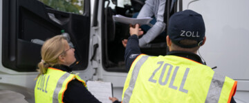 Zollbeamte kontrollieren im Rahmen eines landesweiten Fahndungs- und Kontrolltags einen Lkw.