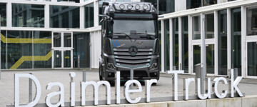 Der Schriftzug Daimler Truck vor der Zentrale des Nutzfahrzeugherstellers 