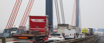 Lkw fahren auf der Norderelbbrücke 