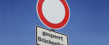 Schild "Durchfahrt verboten" wegen Brückenbau
