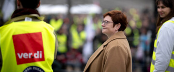 Christine Behle, stellvertretende Vorsitzende von verdi auf einer Demonstrantion und Mitglieder der Gewerkschaft Verdi 