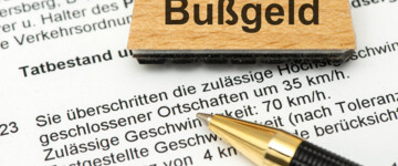 Ein Bußgeldbescheid als Symbolbild für einen Verkehrsverstoß gegen die StVO