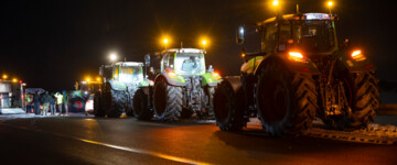 Traktoren stehen an der Auffahrt zur A24 in Gallin