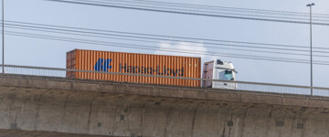 Lkw mit mit Hapag-Lloyd-Container fährt auf Köhlbrandbrücke 