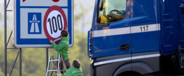 Aktivisten von Greenpeace überkleben an der Autobahn 93 (A93) ein Hinweisschild mit den Tempolimits auf deutschen Straßen die Angabe für Richtgeschwindigkeit 130 auf Autobahnen mit einem „Tempolimit“