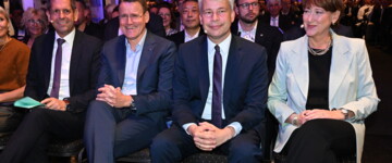 Steffen Bilger (2.v.r, CDU), Bundesverkehrsminister, Hildegard Müller, Präsidentin Verband der Automobilindustrie VDA, Alexander Vlaskamp, Vorstandsvorsitzender MAN Truck & Bus SE, und Olaf Lies (SPD), Ministerpräsident Niedersachsen, sitzen bei der Eröffnung der Internationalen Automobil-Ausstellung IAA Transportation in der Messe Hannover.