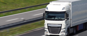 Lkw fährt auf Autobahn