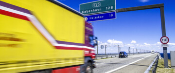 Lkw fährt auf Autobahn in Dänemark
