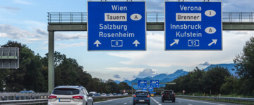 Autobahndreieck Inntal (A8-A93) in Bayern; großes deutsches Eck, im Hintergrund die Berge