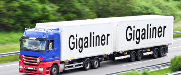 Ein Gigaliner mit der Aufschrift Gigaliner fährt auf einer leeren Autobahn