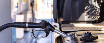 Lkw tankt an Tankstelle: Zapfhahn befüllt Lkw-Tank