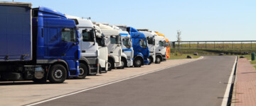 Lkw auf Parkplatz/ Fahrverbote