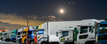 Geparkte Lkw unter einem Vollmond
