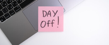 Resturlaub/ Laptop mit Post-it "Day off"