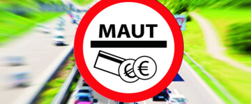 Maut Schild vor einer Autobahn