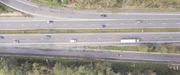 Befahrene Straße mit Lkw