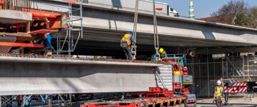 Erster Teil der Montage der neuen, 120 Meter langen Autobahnbrücke der A516, über die Teutoburger Straße in Oberhausen-Sterkrade, 2 Großkräne heben die 24, bis zu 121 Tonnen schweren und bis zu 40 Metern langen Brückenteile ein, die dann mit einem weltweit einzigartigem Verfahren durch Spannglieder verbunden werden