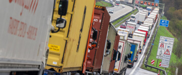 Blockabfertigung Lkw im Stau