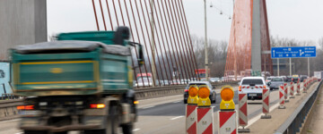 Pkw und Lkw fahren auf Rheinbrücke Bonn-Nord 