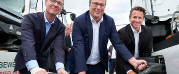 André Wessels, Geschäftsführer Wessels Logistik (li), NRW-Umwelt- und Verkehrsminister Oliver Krischer, Christian Mildenberger, Geschäftsführer