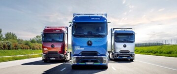Drei Mercedes-Benz Actros, jeweils mit Pro-Cabin-Fahrerhaus fahren nebeneinander auf einer Straße. Von den Fahrzeugen ist nur die Front zu sehen