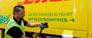 DHL E-Lkw beim Laden