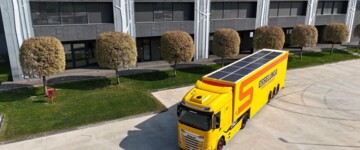 Trailer von Esselunga mit verbauter Solartechnologie auf dem Dach