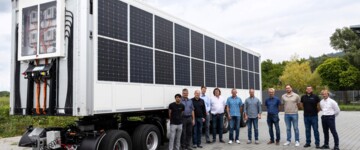 Der im Förderprojekt entwickelte evTrailer2 wurde am Ende der Projektlaufzeit in einem gemeinsamen Abschlusstreffen beim Unternehmen CuroCon im Konsortium präsentiert. Auf dem Bild zu sehen ist der Trailer mit Solarpaneelen auf den Seitenflächen und daneben die verantwortlichen Personen der im Projekt beteiligten Unternehmen