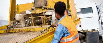 Abschleppwagenfahrerin stellt hydraulische Plattform ein 