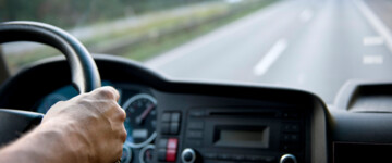 Lkw-Fahrer hinterm Steuer, die Straße vor der Windschutzscheibe