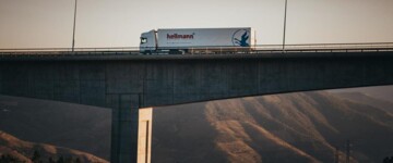 Hellmann Lkw auf Brücke