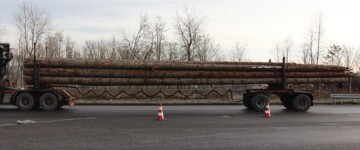 Überladener Holztransport mit 51t im deutsch-belgischen Grenzgebiet