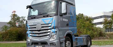 Ein Lkw an dem Bosch und seine Tochtergesellschaft ETAS E/E-Architekturen mit leistungsstarken, skalierbaren Fahrzeugrechnern sowie die zugehörigen Softwareplattformen entwickeln
