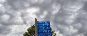 Hohe Kraftstoffpreise vor bewölktem, düsteren Himmel