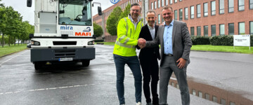 VW-Werkleiter Ingo Spengler (von links), Logistikleiter Uwe Schmitz und Baunatals Bürgermeister Henry Richter.