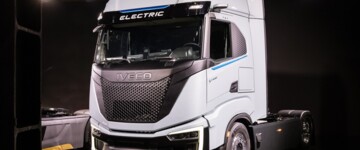 Ein ausgestellter weißer Iveco S-eWay Lkw ohne Anhänger