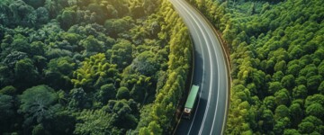 Grüner Truck in grüner Landschaft