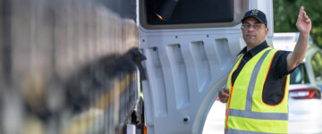 Kontrolleur am Lkw; Lkw-Kontrollen für Lenk- und Ruhezeiten am Lkw